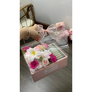 HỘP MICA CẮM HOA SÁP làm quà tặng. Box mica đã trang trí sẵn hoa, khách tự xếp ti-ề-n dễ dàng Trang Trí Nhà