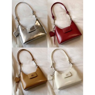 Túi Chiioo kẹp nách nắp vuông kèm charm tim New 2024