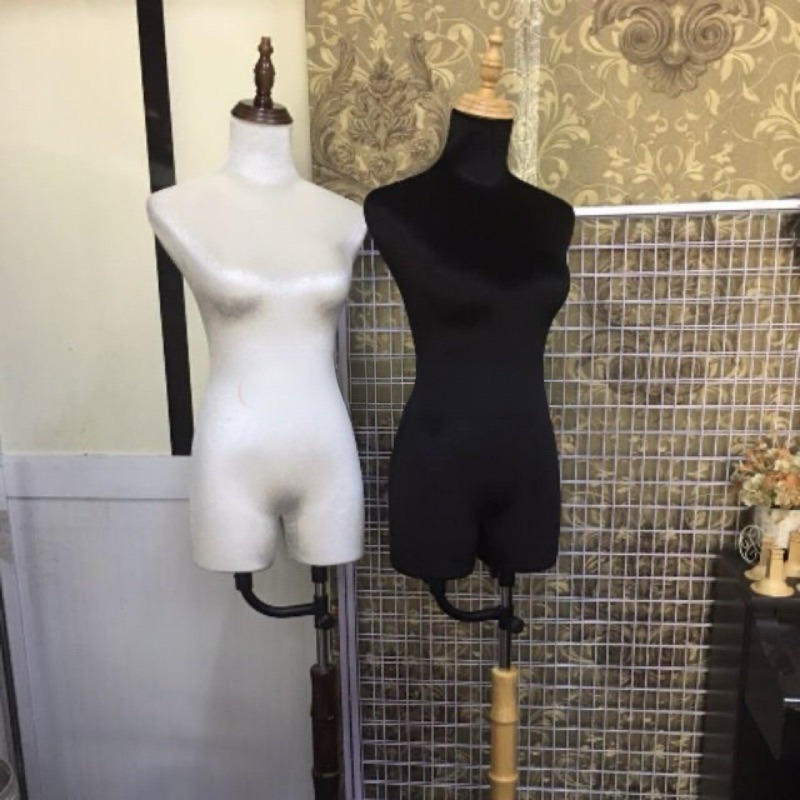 Manocanh nữ chân gỗ