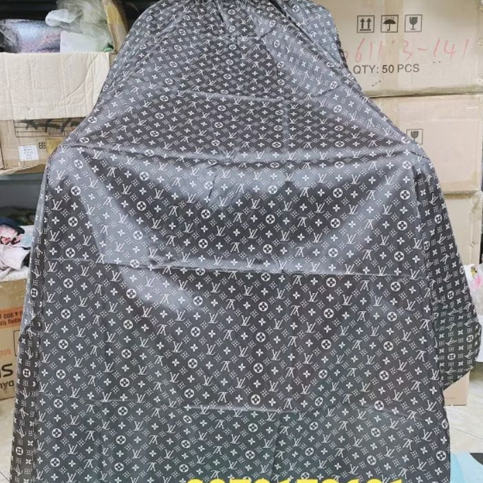 Áo Cắt tóc, khăn choàng cắt tóc louis vuiton L.V (khổ 140× 160)