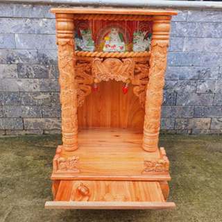 Bàn thờ thần tài ông địa gỗ xoan đào ngang 42cm quỳ trụ hộp đèn 2 màu Vàng nhạt, Đỏ