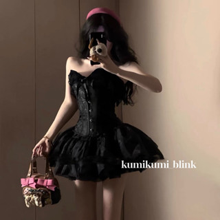 Nguyên set áo corset trễ vai chân váy đen xoè phong cách bánh bèo