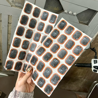 Miếng vá săm xe đạp, xe máy (Hộp bao gồm 1 tuýp keo+ 24 miếng vá)