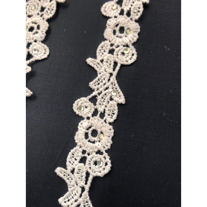 PL49 - Ren hoa màu kem đính đá size 2P x 5m