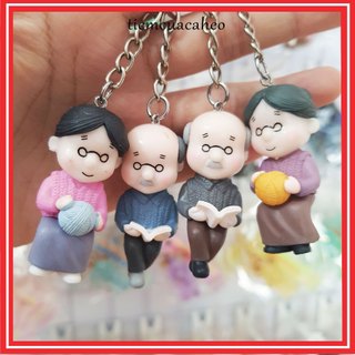 (Sẵn Hàng tại SG, ship hỏa tốc 2h) Móc khóa Cặp Đôi Ông Bà Anh, Ông Bà Đan Len Đọc Sách.
