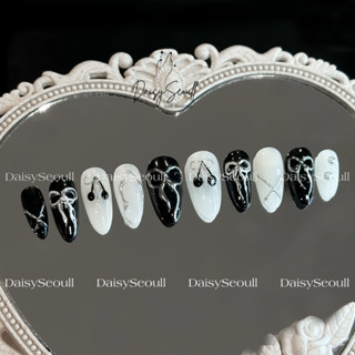 Nail box đen trắng vẽ nơ tráng gương thiết kế thủ công