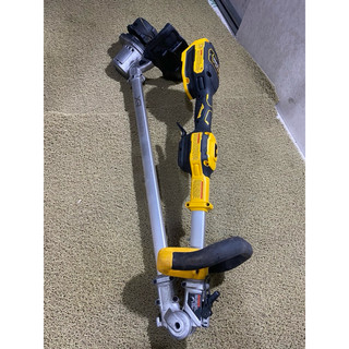 thân máy cắt cỏ dewalt 20v