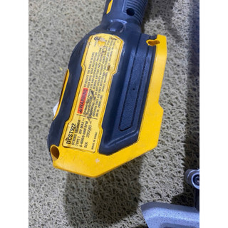 thân máy cắt cỏ dewalt 20v