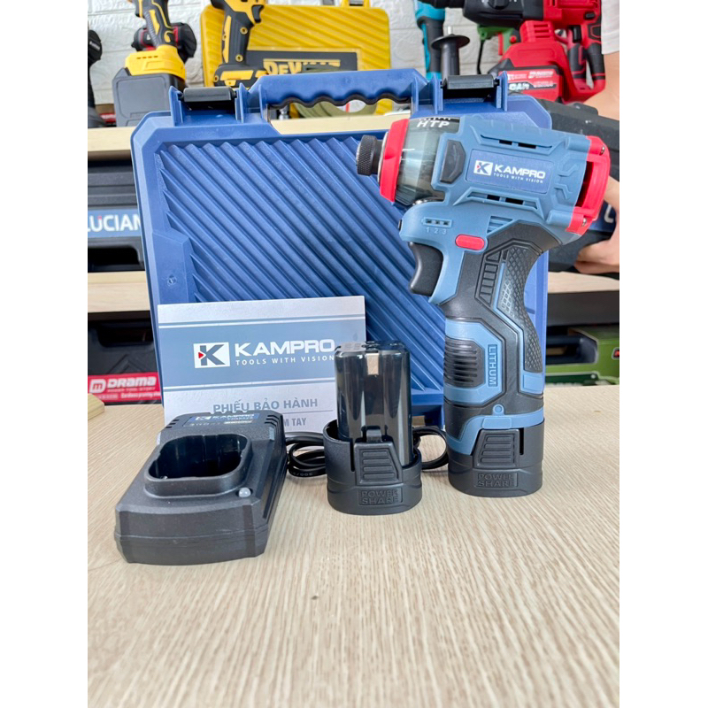 Máy chuyên vít dùng pin KAMPRO 7028 dùng pin 4 Cell Không Chổi Than, 3 Tốc Độ Có Búa