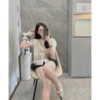 Áo sơ mi thô hoa ren lỗ tay bồng vạt sóng hàng QC freesize