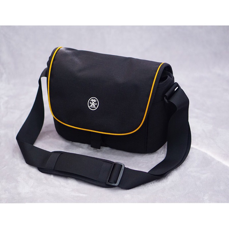 Túi máy ảnh crumpler cupcake 7500- đen có ngăn ipad 9,7inch