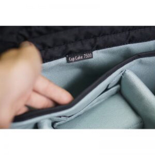 Túi máy ảnh crumpler cupcake 7500- đen có ngăn ipad 9,7inch