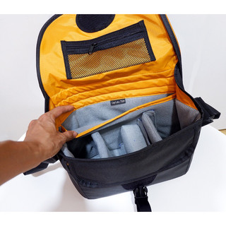 Túi máy ảnh crumpler cupcake 7500- đen có ngăn ipad 9,7inch