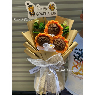  BÓ HOA HƯỚNG DƯƠNG LEN TẶNG BANER GRADUATION+ TÚI HỘP GIẤY,THIỆP,ĐÈN TRONG PL  MÃ 0000  