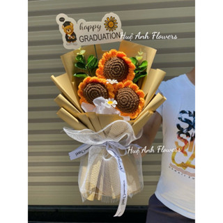 BÓ HOA HƯỚNG DƯƠNG LEN TẶNG BANER GRADUATION+ TÚI HỘP GIẤY,THIỆP,ĐÈN TRONG PL (MÃ 0000)