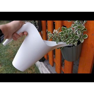 Bình tưới cây nhựa