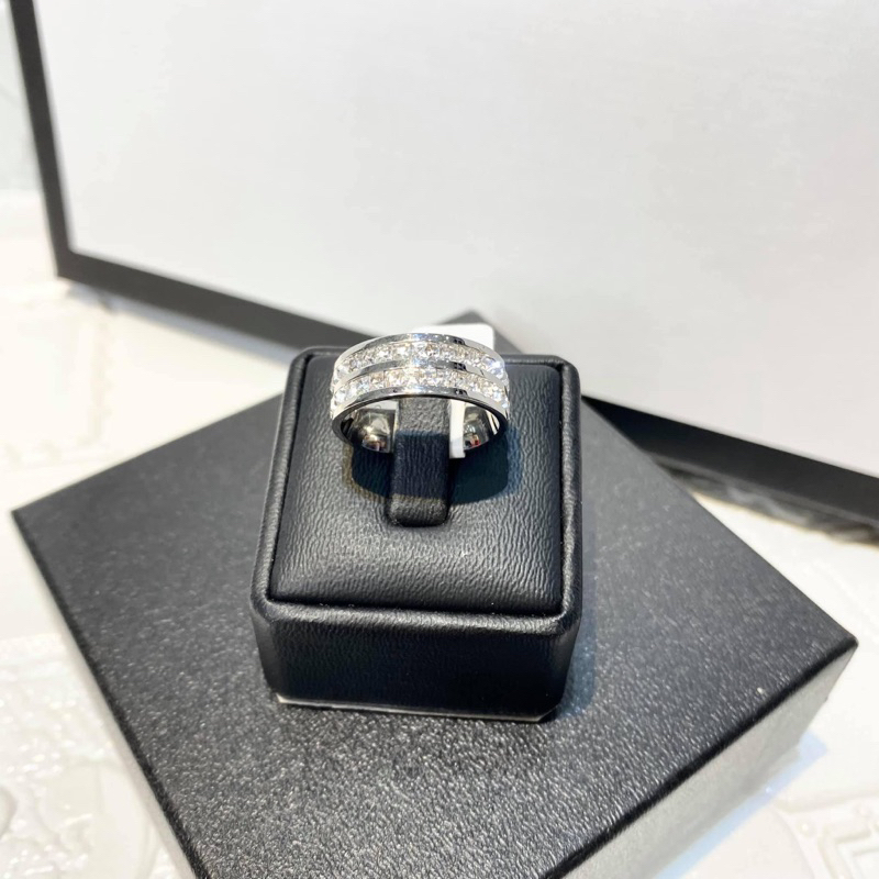 Trụ gài nhẫn da Pu màu đen, trắng rẻ đẹp cho shop trang sức Rubyhouse68