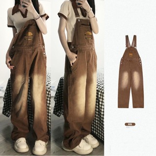 Quần yếm jeans nữ JOLII.SG thêu Hamburger Nâu ống suông rộng phủ chân phối túi ngực to Hàn Quốc năng động