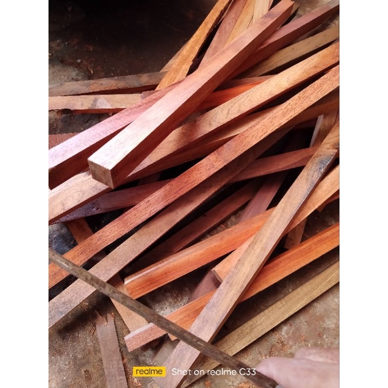 3thanh gỗ vuông 2cm (gỗ hương ) đanh cứng