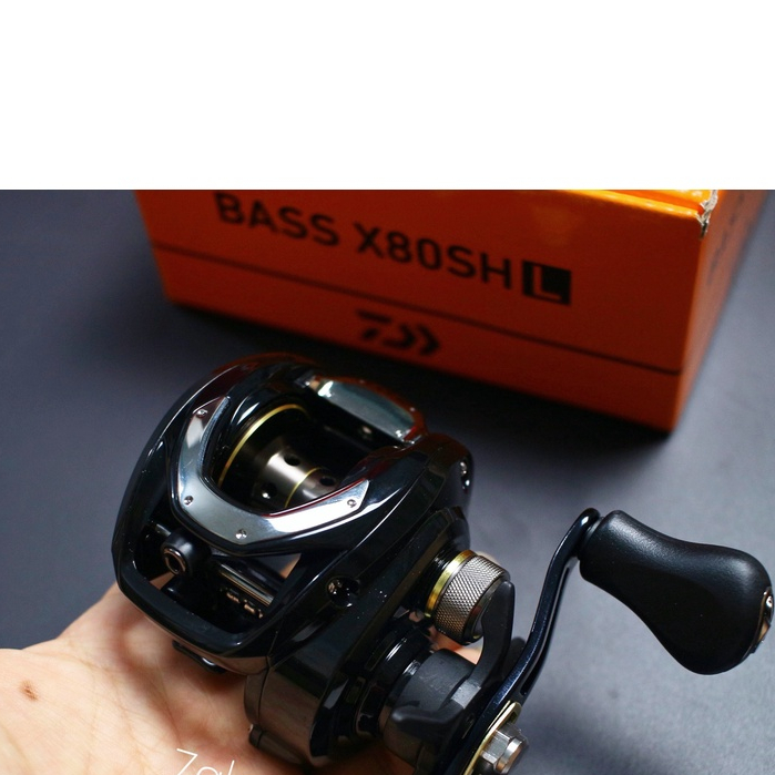 Máy ngang Daiwa giá rẻ Bass X80SHL, tay trái