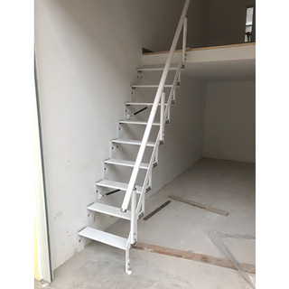 Thang gấp gọn ốp tường - Không chiếm không gian và dễ sử dụng