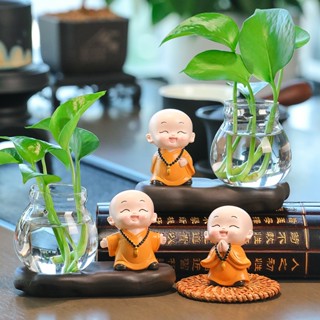 BÌnh thủy sinh kèm tượng Chú tiểu vàng an nhiên, yêu đời Tiệm An Yên trồng cây để bàn làm việc