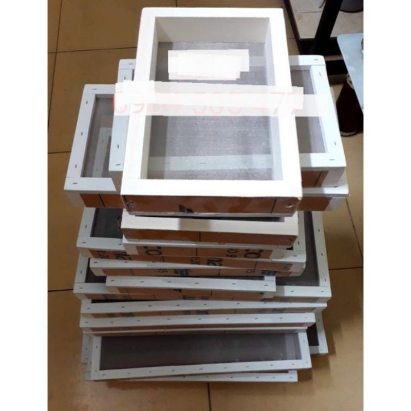 Khay hứng phân cho bể cá cảnh.