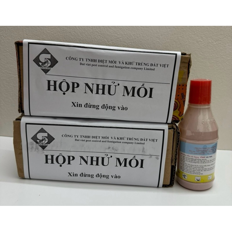 Bộ sản phẩm diệt mối tận gốc gồm 2 hộp nhử mối và 1 lọ thuốc diệt lây nhiễm PMC 90
