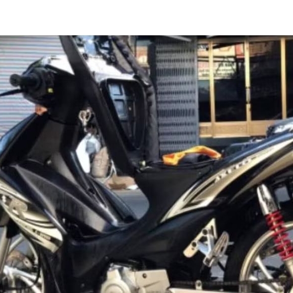 Tem Suzuki Axelo 125 Đen Phối Vàng Đồng
