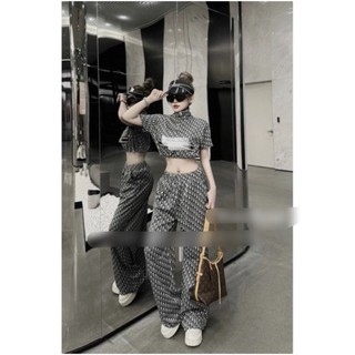 Set bộ thể thao áo croptop rút eo họa tiết nổi chữ D kéo khóa kèm quần suông họa tiết phong cách năng động , thể thao