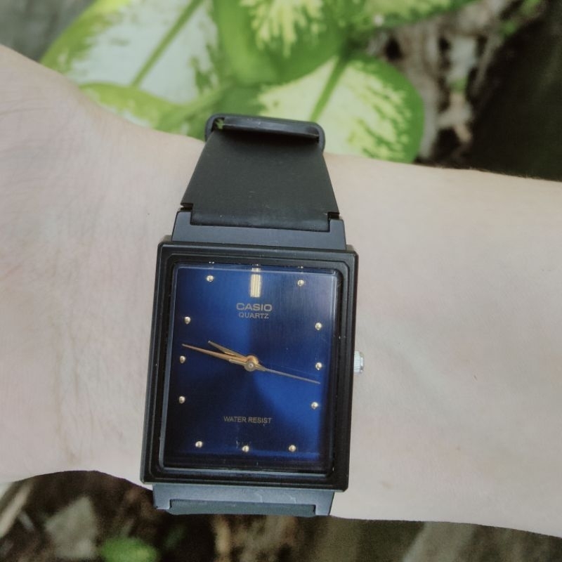 1 đồng hồ Casio máy Nhật dáng tank.