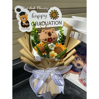 BÓ HOA 40cm LEN MIX HƯỚNG DƯƠNG,Capybara tặng banner GRADUATION [ GIẤY NÂU MIX BÁO] (TÚI GIẤY,THIỆP,ĐÈN TRONG PHÂN LOẠI)