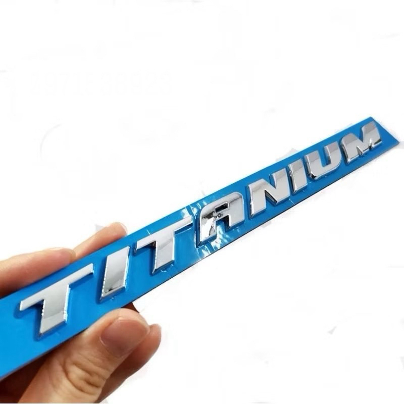 logo chữ FOCUS TITANIUM dán đuôi xe