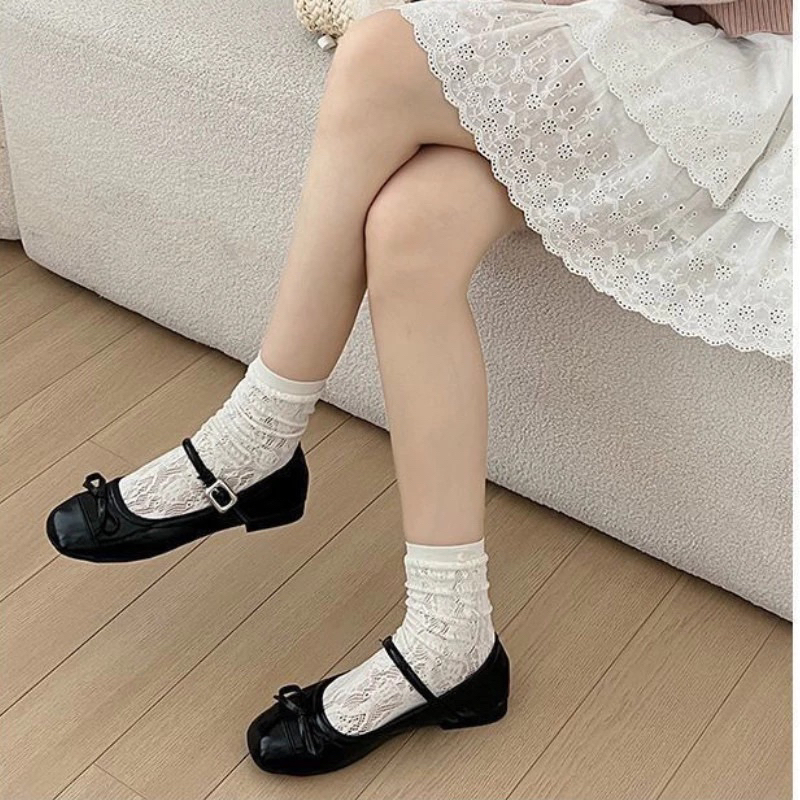 Giày bệt nơ mũi vuông dây ngang khoá vuông vàng | BigBuy360 - bigbuy360.vn