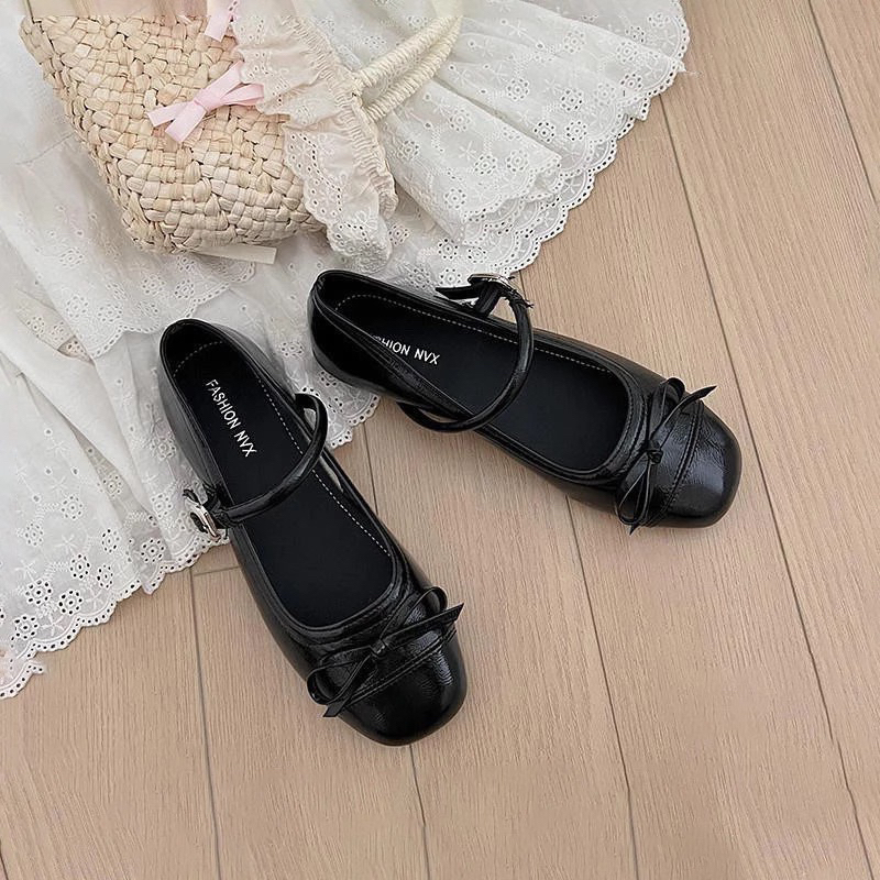 Giày bệt nơ mũi vuông dây ngang khoá vuông vàng | BigBuy360 - bigbuy360.vn