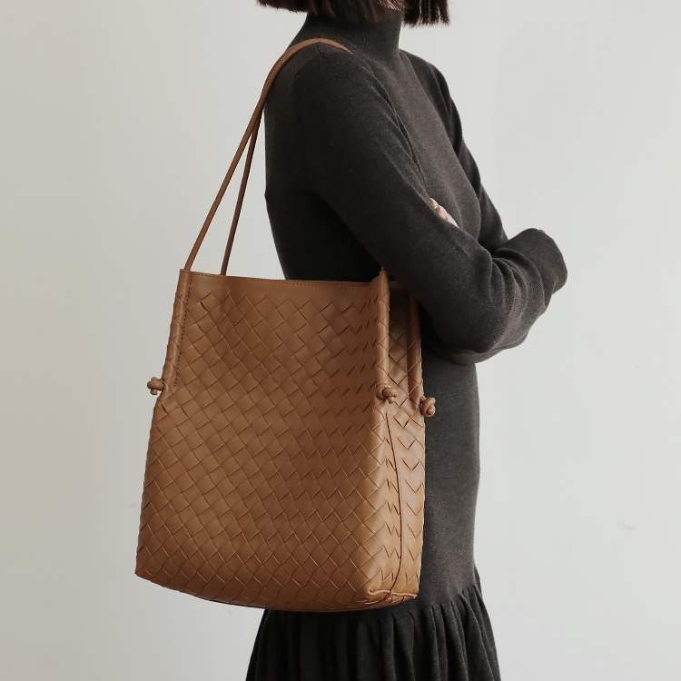 [ORDER] Túi đứng đeo vai da đan thanh lịch - PAMELA