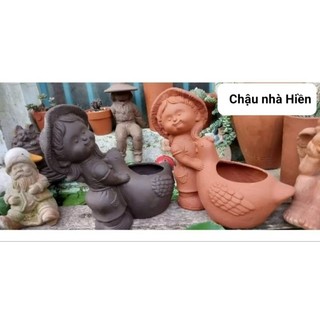 Chậu đất nung - chậu cô gái ôm gà