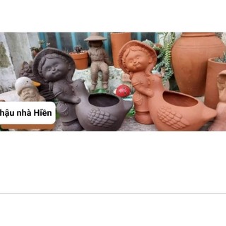 Chậu đất nung - chậu cô gái ôm gà