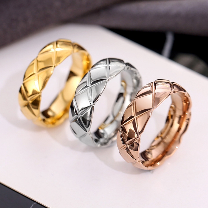 Nhẫn titan chạm khắc kiểu