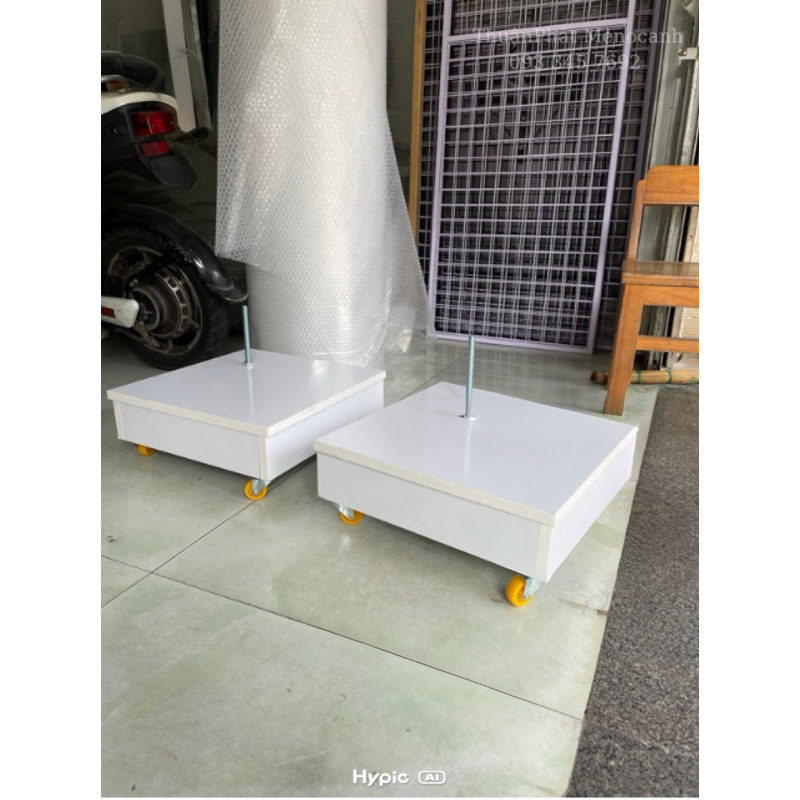 Bục gỗ manocanh đứng có bánh xe (kèm cây ti )