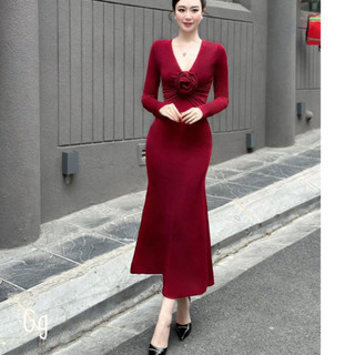 Đầm tay dài cổ tim ôm body dáng dài đính hoa to trước ngực , 2 màu đen đỏ cực hot mùa tết