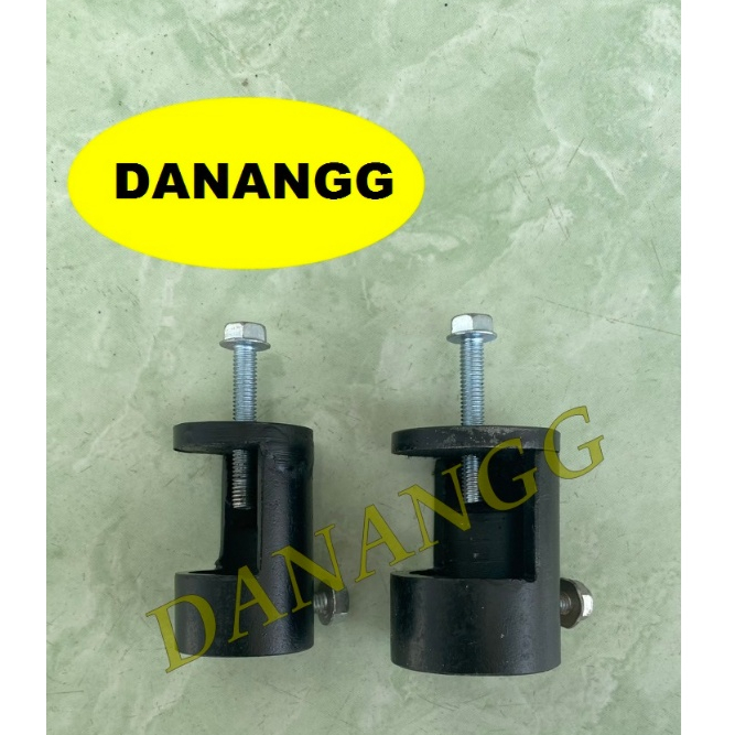 Vam ty phụt trước xe máy