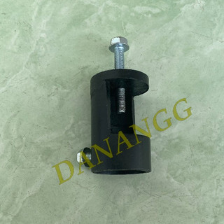 Vam ty phụt trước xe máy