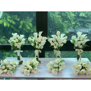 Hoa cưới cầm tay cô dâu