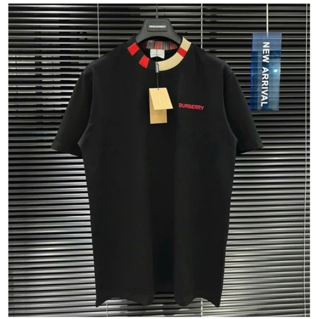 Áo Phông Burberry Chữ Thêu Ngực Cổ Phối Họa Tiết BBR Chất Liệu Cotton Co Dãn 4c-Áo Thun Burberry Nam Nữ Mẫu Mới Hottrend