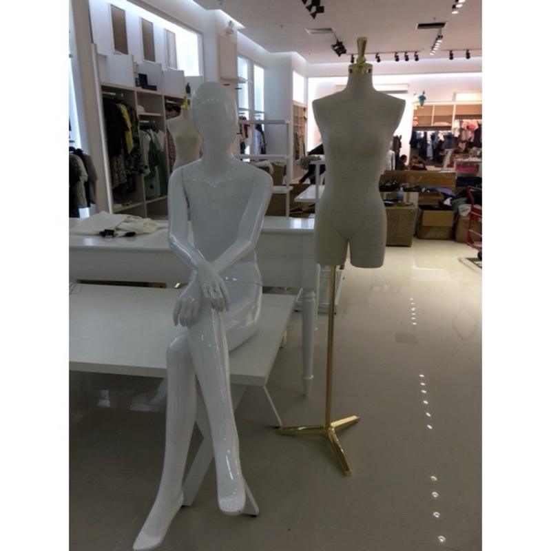 Manocanh nữ ngồi