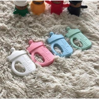 Gặm nướu silicon Simtong Milk Bottle cho bé 3m+, đồ chơi gặm nứu platinum silicone - Monnie Kids