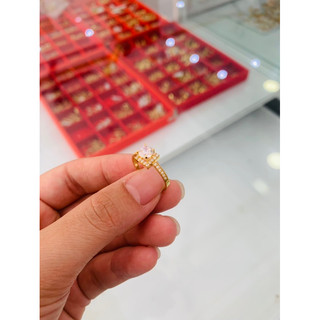 nhẫn nữ ổ đá vuông thấp và ổ nhô cao thiết kế