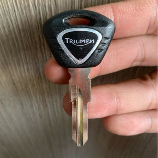 Phôi chìa khoá xe Triumph xem kĩ rãnh chìa khoá