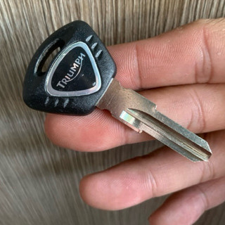 Phôi chìa khoá xe Triumph xem kĩ rãnh chìa khoá